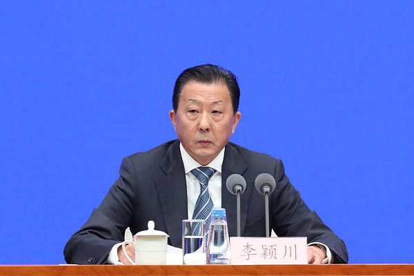 被试探、被怀疑、被报复已是家常便饭，观众在观看时会不自觉为陆sir捏把汗，当初不可侵犯的金句：;ICAC查案，不方便透露现今在监狱的特殊环境下也行不通，一身孤胆的主角闯关游戏引全民;揪心